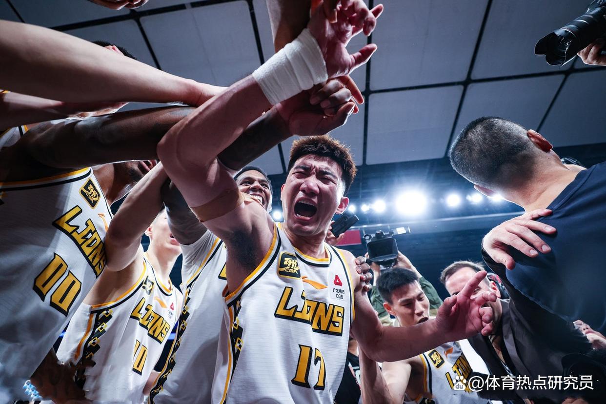 郭艾伦训练中遭手指插眼