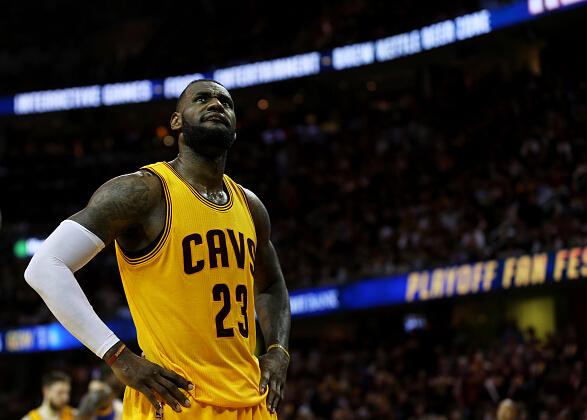 爱游戏体育-金州勇士发布备战花絮，清晨战术微调，欧冠任务艰巨，纪律约束更严格(练兵备战个人讨论发言)